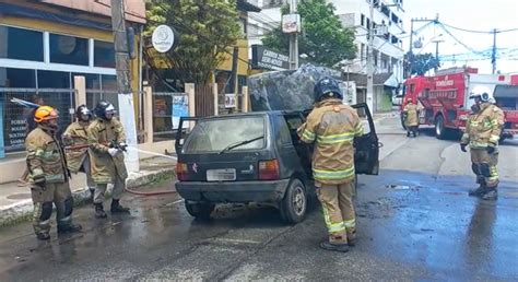 Carro pega fogo em avenida de Macaé motorista esposa e filho escapam