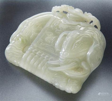 51BidLive CHINESE QING CARVED JADE BELT BUCKLE 清 玉雕皮带扣