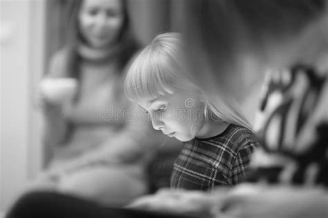 Visage D Une Fille Blonde Mignonne S Asseyant Sur Le Divan Image Stock Image Du Ordinateur