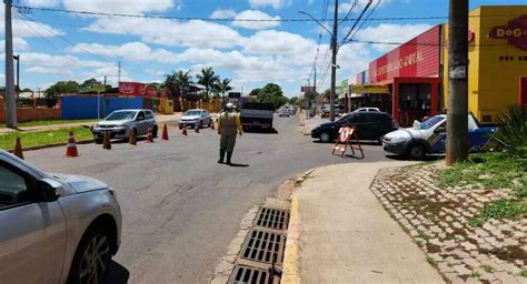 Obras De Drenagem Interditam Cruzamento Da Avenida Tr S Barras