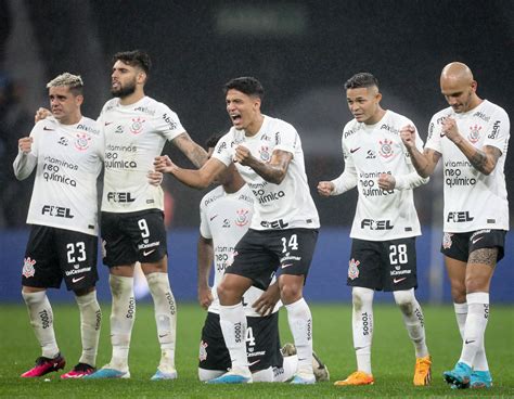 Luxemburgo celebra classificação Corinthians nunca está morto Jogada