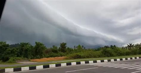 Fenomena Awan Bergulung Seperti Gelombang Tsunami Di Aceh Barat Ini