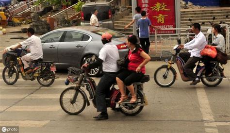 騎車帶人交警罰款沒商量！電動車主怒了：有座憑啥不能載人 每日頭條