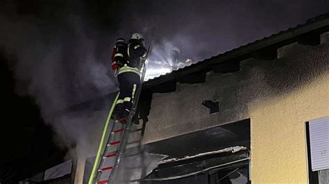 Erding Feuerwehr Brand In Wohnhaus In Pretzen Feuer Bricht Auf Balkon Aus