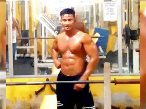 Binaraga Hatim Raka Pamer Otot Gym Flex Youtube