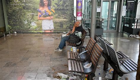 Petugas Kebersihan Mogok Kerja Tumpukan Sampah Penuhi Stasiun Kereta