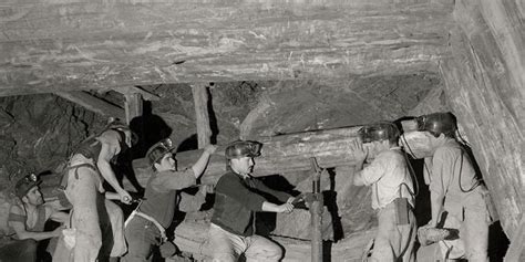 Mineros En El Subterráneo De La Mina De Carbón De Lota Memoria Chilena Biblioteca Nacional De