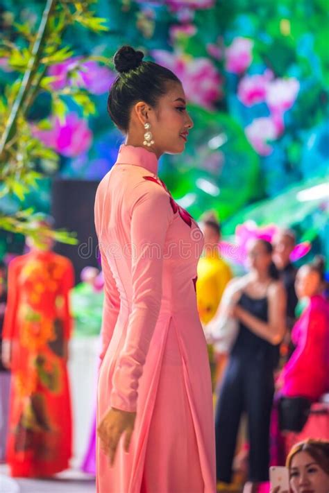 Hermosas Chicas Vietnamitas Tocando Ao Dai Y Disfraces Tradicionales