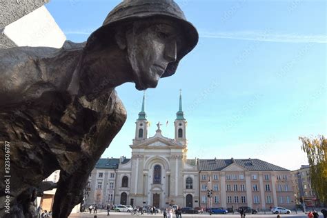 Soldatenstatue Am Denkmal Des Warschauer Aufstandes Mit Heilig Kreuz