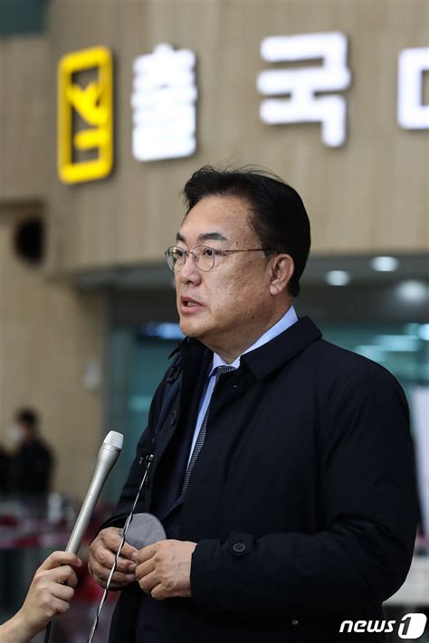 일본 출국 앞서 취재진 질문 답하는 정진석 한일의원연맹 회장 네이트 뉴스