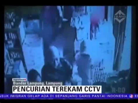 Masukkan Barang Curian Ke Dalam Rok Siswi Sma Terekam Cctv Youtube