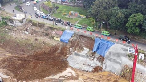 Tergerus Hujan Tebing Di Jalan Akses Batu Tulis Bogor Longsor