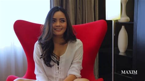 Hot Sexy Gita Sinaga Bikini Pics