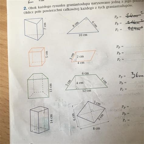 2 Obok każdego rysunku graniastosłupa narysowano jedną z jego podstaw