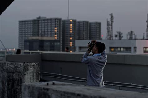 Hombre Fotografiando Una Escena Urbana Foto Premium