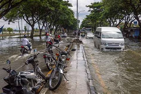 Banjir Mulai Surut Jalan Pantura Demak Kudus Kembali Dibuka Solopos