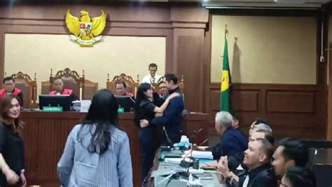 Momen Hangat Sandra Dewi Dan Harvey Moeis Berpelukan Usai Sidang Kasus