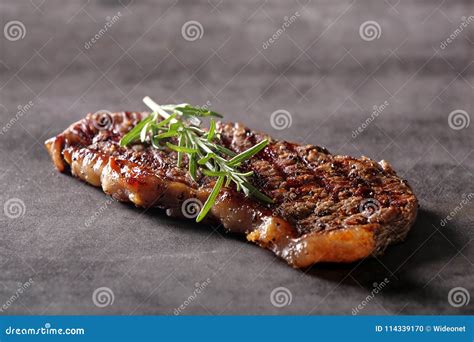 Bife Grelhado Na Placa De Pedra Especiarias Foto De Stock Imagem