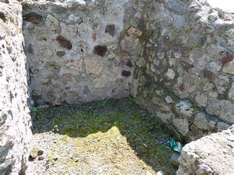 VI 3 10 Pompeii May 2010 Doorway To Kitchen And Latrine On South Side