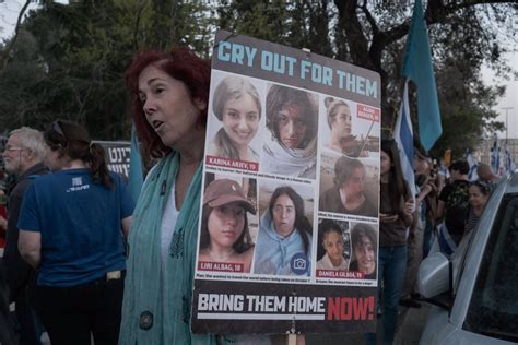 O Próximo Familiares de rehenes protestan en el Parlamento israelí