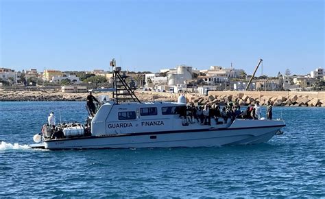 Migranti Tragedia A Lampedusa Affonda Un Barchino Un Disperso