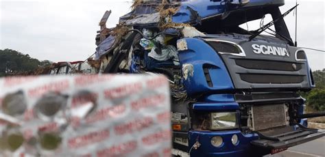 Motorista sem cinto de segurança morre após perder controle do caminhão