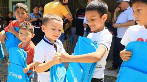 Alcaldía porteña entrega mochilas a niños del sistema educativo