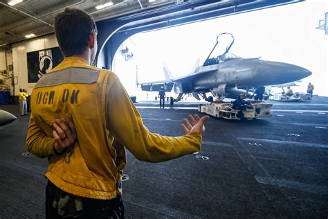 akaumigame on Twitter 皆さんおはようございます 地中海を航行中のUSS Gerald R Ford CVN