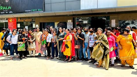 Girls And Women Watched The Film The Kerala Story लड़कियों महिलाओं ने देखी द केरल स्टोरी फिल्म