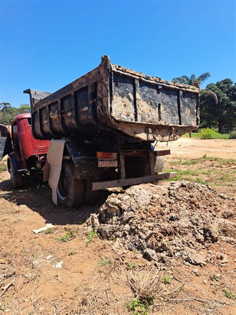 Motorista Morre Esmagado Pela Ca Amba Do Pr Prio Caminh O Em Minas