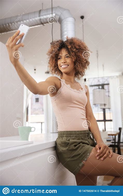 Mulher Afro Americana Nova Bonita Que Texting No Telefone Celular Em