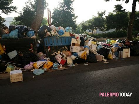 Via Lanza Di Scalea Sommersa Dai Rifiuti Segnalazione A Palermo