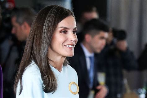 Letizia D Espagne 50 Ans S Affiche Avec Des Cheveux Blancs Et Elle