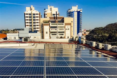 Usinas fotovoltaicas são instaladas em espaços da administração