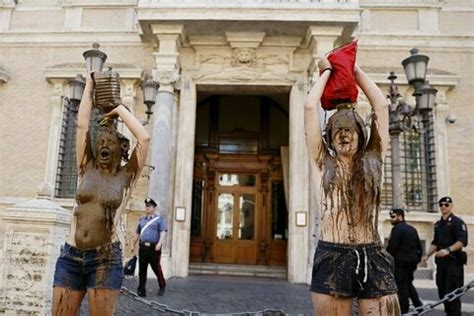 Blitz Degli Ambientalisti Al Senato Due Attiviste Si Spogliano E Si