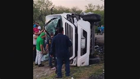 Vuelca Camión de Personal Hay Múltiples Lesionados en Carretera a