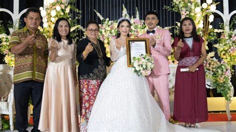 Bkkbn Malut Serahkan Sertifikat Elsimil Kepada Pengantin Di Tobelo