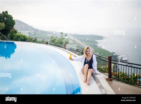 Das M Dchen Im Bikini Stockfotos Und Bilder Kaufen Alamy