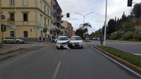 Cagliari Scontro Fra Auto In Via Liguria Un Ferito Cronaca Prima