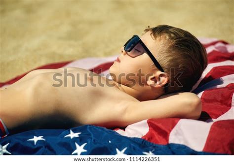 16096 Imágenes De Boy Sunbathing Imágenes Fotos Y Vectores De Stock Shutterstock