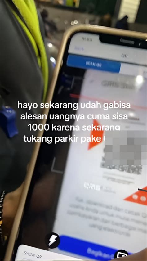 Tak Mau Ketinggalan Zaman Jukir Ini Pakai Qris Untuk Urusan Bayar