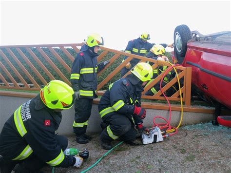 Auto Landet Auf Dach Im Garten Bezirk Urfahr Umgebung