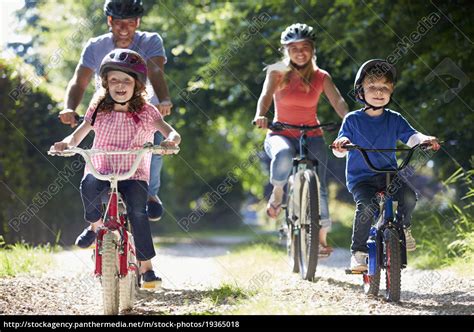 Familie Auf Fahrradtour Auf Dem Land Stockfoto