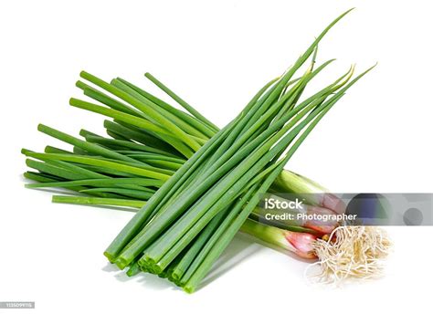 bawang daun bawang segar terisolasi  latar belakang putih foto stok