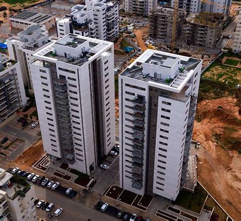 LaRGE RESIDENTIaL Ran Blander Architects Residential Building