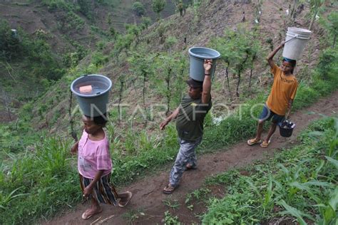 Warga Kesulitan Air Bersih Saat Musim Hujan ANTARA Foto