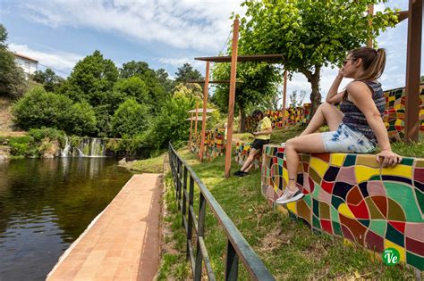 Descargamaría en Sierra de Gata con su piscina modernista