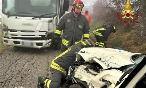 Violento Scontro Tra Auto E Camion Un Ferito Estratto Dalle Lamiere