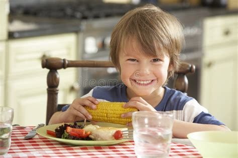 Grands Parents Et Petits Enfants Mangeant Le Repas Ensemble Dans La