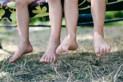 Bild Im Freien Von Zwei Kinderbeinen Barfu Nahaufnahme Von Den